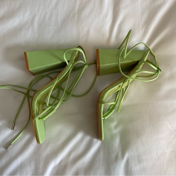 Gorgeous green lace up heels - Picture 4 of 6